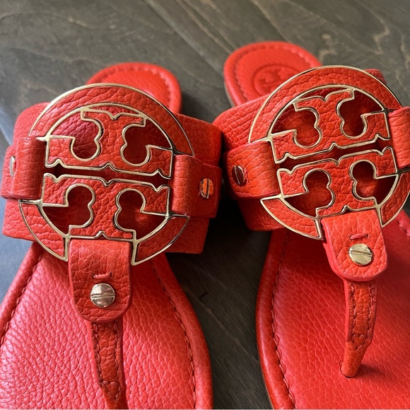 Brand New Tory Burch Fire Orange Amanda Flat Thong Sandals Tumbled Leather SZ 5 - Picture 2 of 4